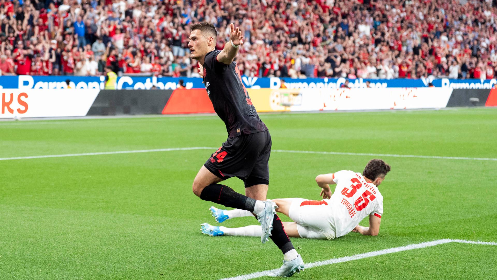 Jubel nach dem 1:0 durch Patrik Schick (Bayer 04 Leverkusen) im Bundesliga-Spiel gegen RB Leipzig.