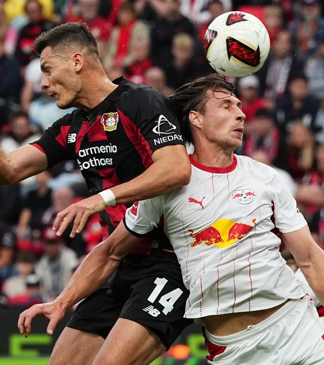 Leverkusens Patrk Schick im Duell mit Leipzigs Willi Orban