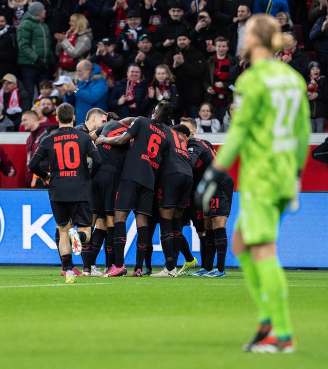 Bayer 04 Leverkusen feiert das Tor zum 1:0 gegen den 1. FSV Mainz 05.