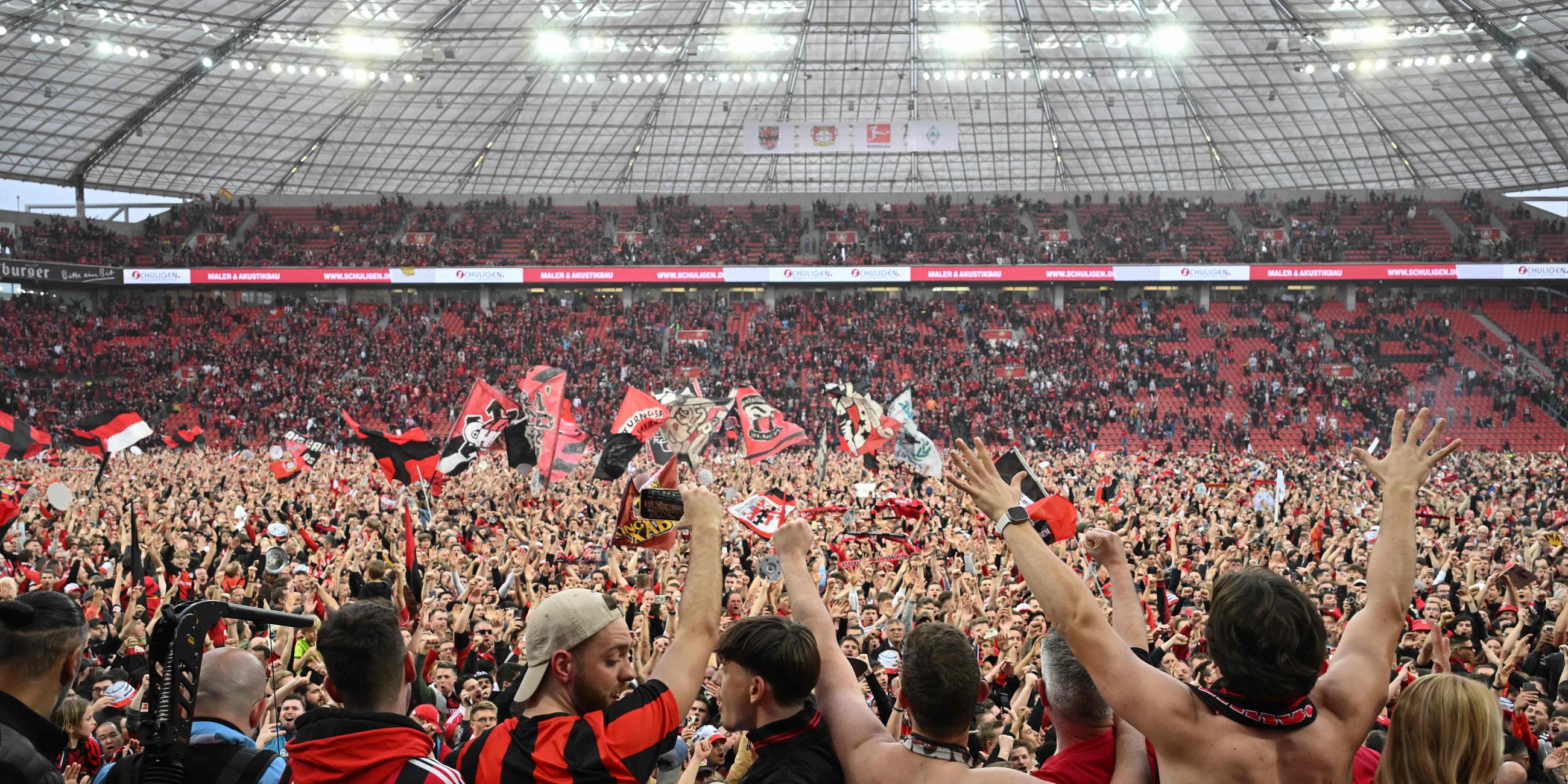 Leverkusen Fans stürmen den Platz am 14.04.24.