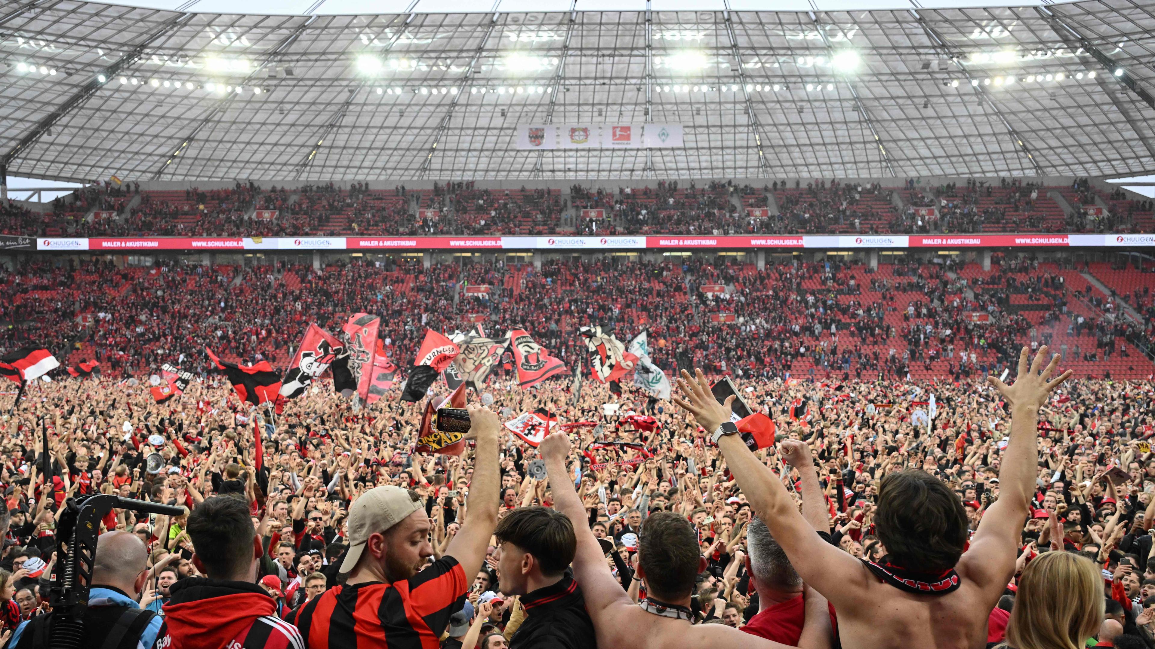 Leverkusen Fans stürmen den Platz am 14.04.24.