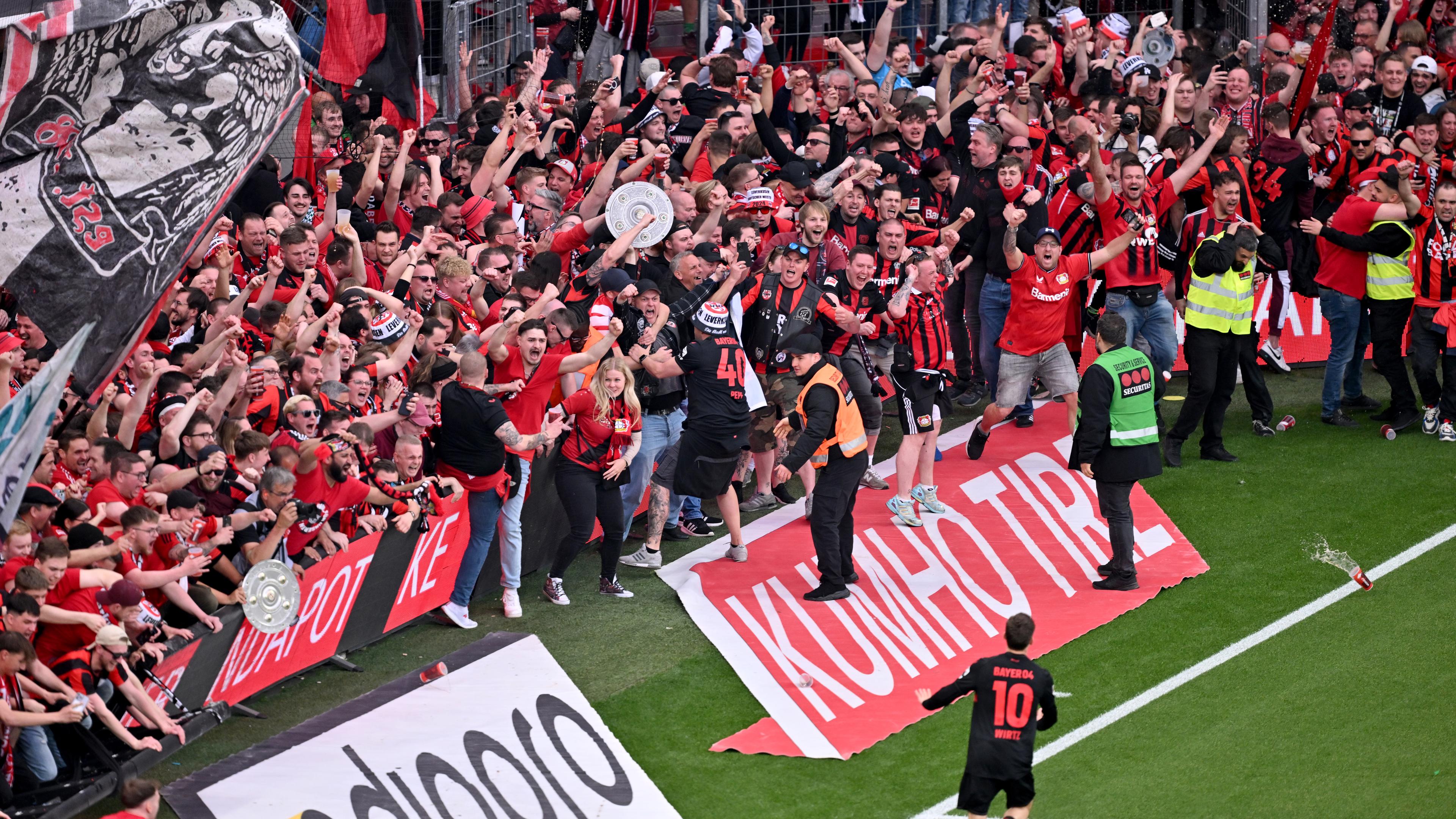 Fans von Bayer Leverkusen feiern den Bundesliga-Meistertitel ihrer Mannschaft.