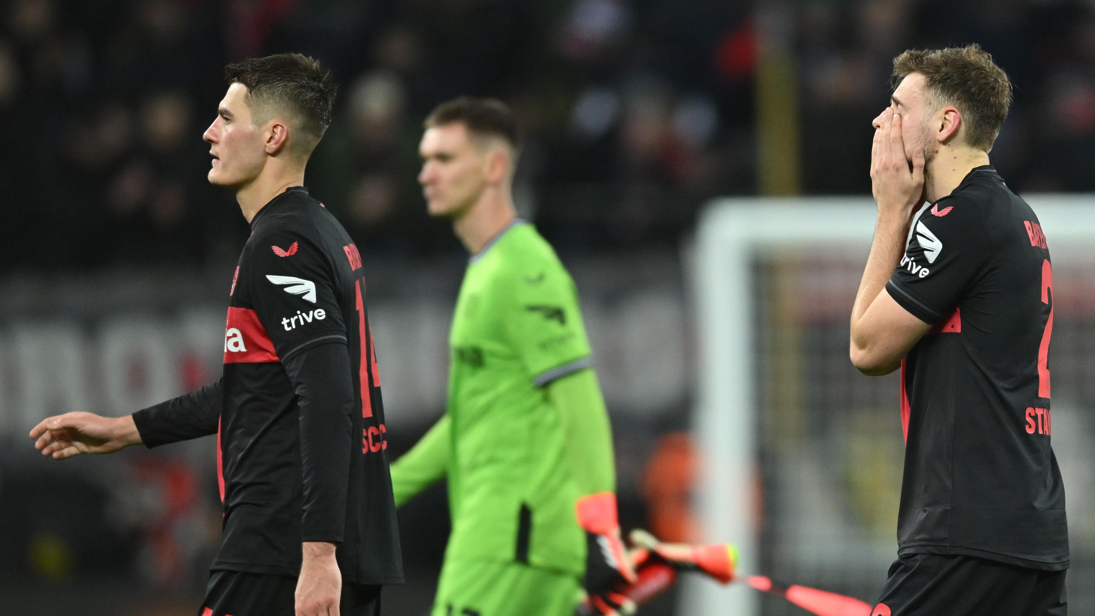  Enttäuschung bei Leverkusens Patrik Schick, Torhüter Matej Kovar und Josip Stanisic nach dem Spiel gegen Mönchengladbach am 27.01.2024.