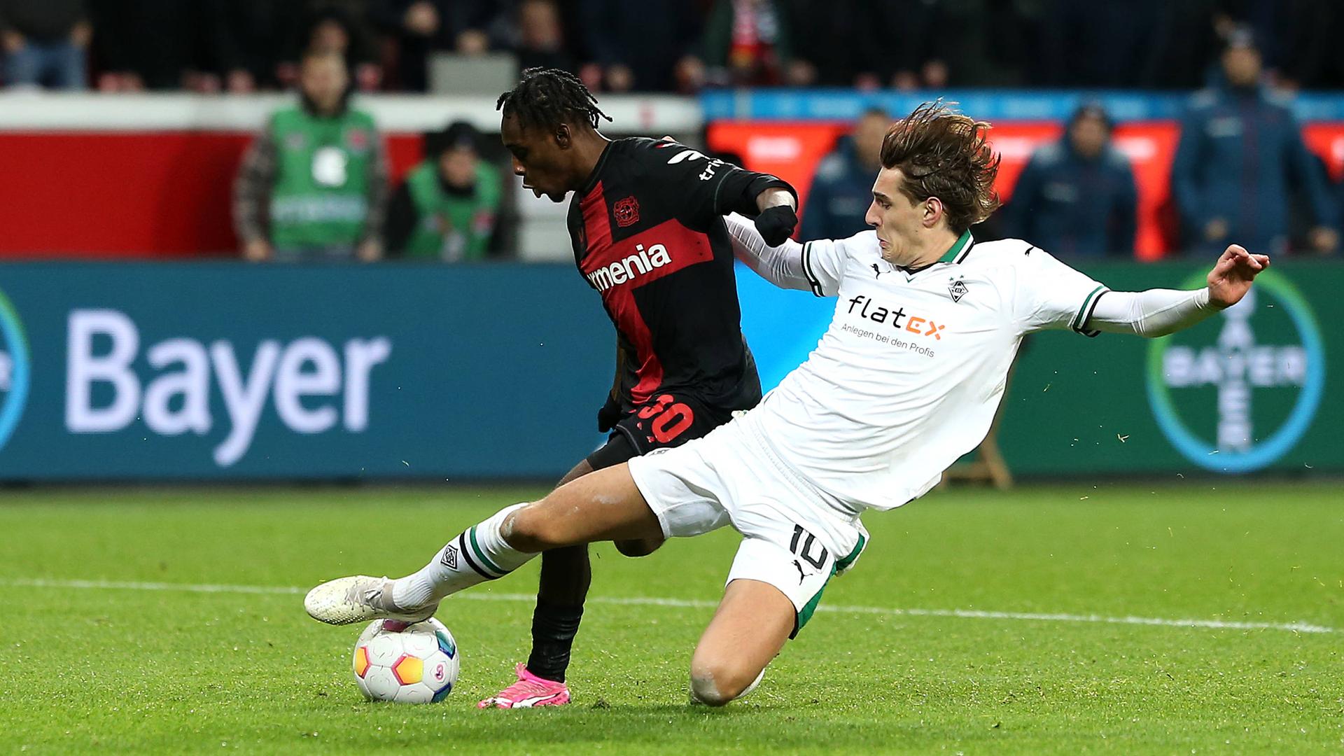 Jeremie Frimpong (Bayer Leverkusen) im Kampf um den Ball gegen Florian Neuhaus (Borussia Mönchengladbach).