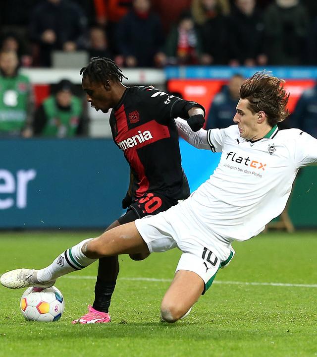 Jeremie Frimpong (Bayer Leverkusen) im Kampf um den Ball gegen Florian Neuhaus (Borussia Mönchengladbach).