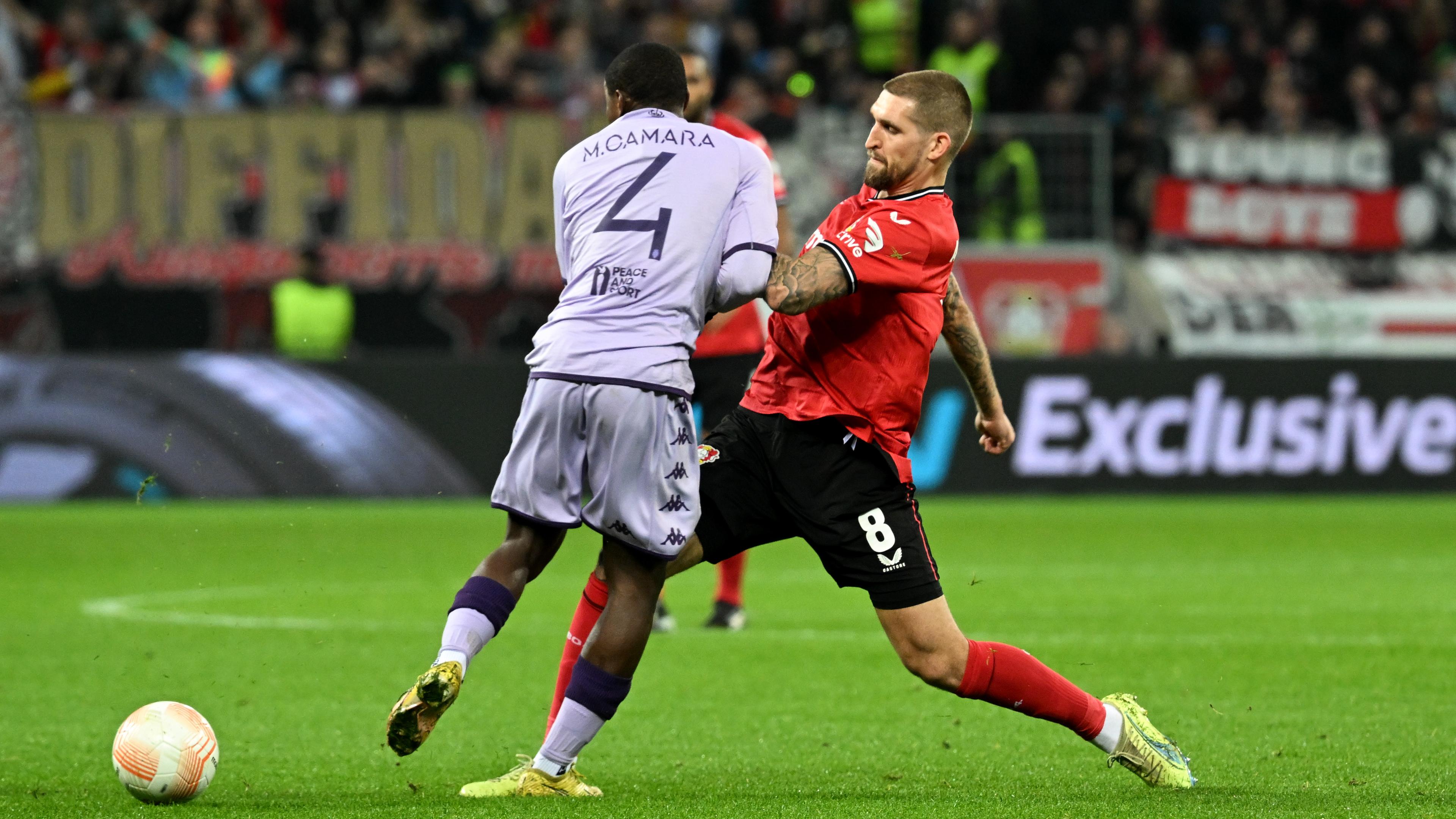 Fußball-Europa-League, Bayer 04 Leverkusen - AS Monaco: Leverkusens Robert Andrich (r.) und Monacos Mohamed Camara kämpfen um den Ball.