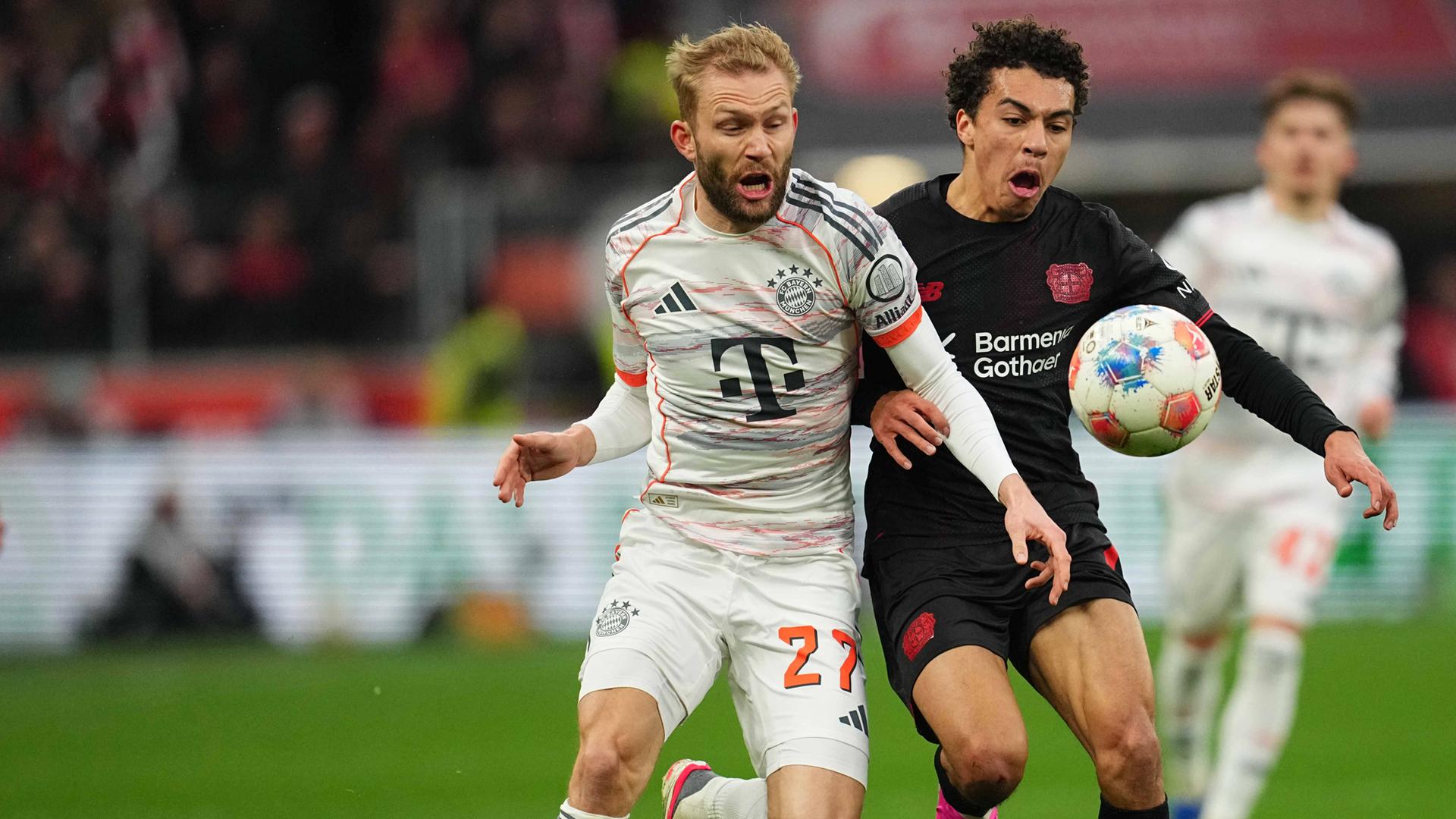 Konrad Laimer (Bayern München) und Montrell Culbreath (Bayer Leverkusen) im Zweikampf am 14.03.2026 in Leverkusen.