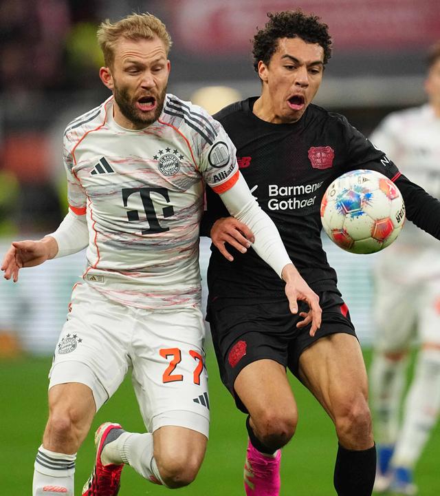 Konrad Laimer (Bayern München) und Montrell Culbreath (Bayer Leverkusen) im Zweikampf am 14.03.2026 in Leverkusen.