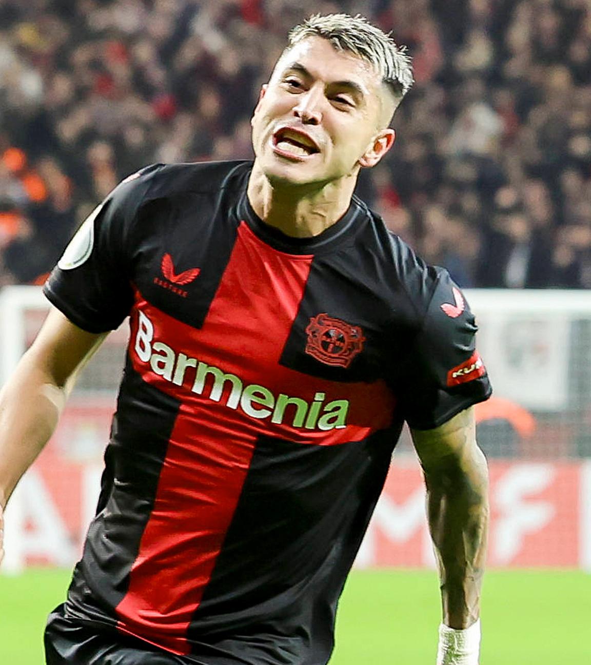 Exequiel Palacios (Bayer 04 Leverkusen) jubelt nach dem zweiten Tor seiner Mannschaft mit Jeremie Frimpong (Bayer 04 Leverkusen) Leverkusen.