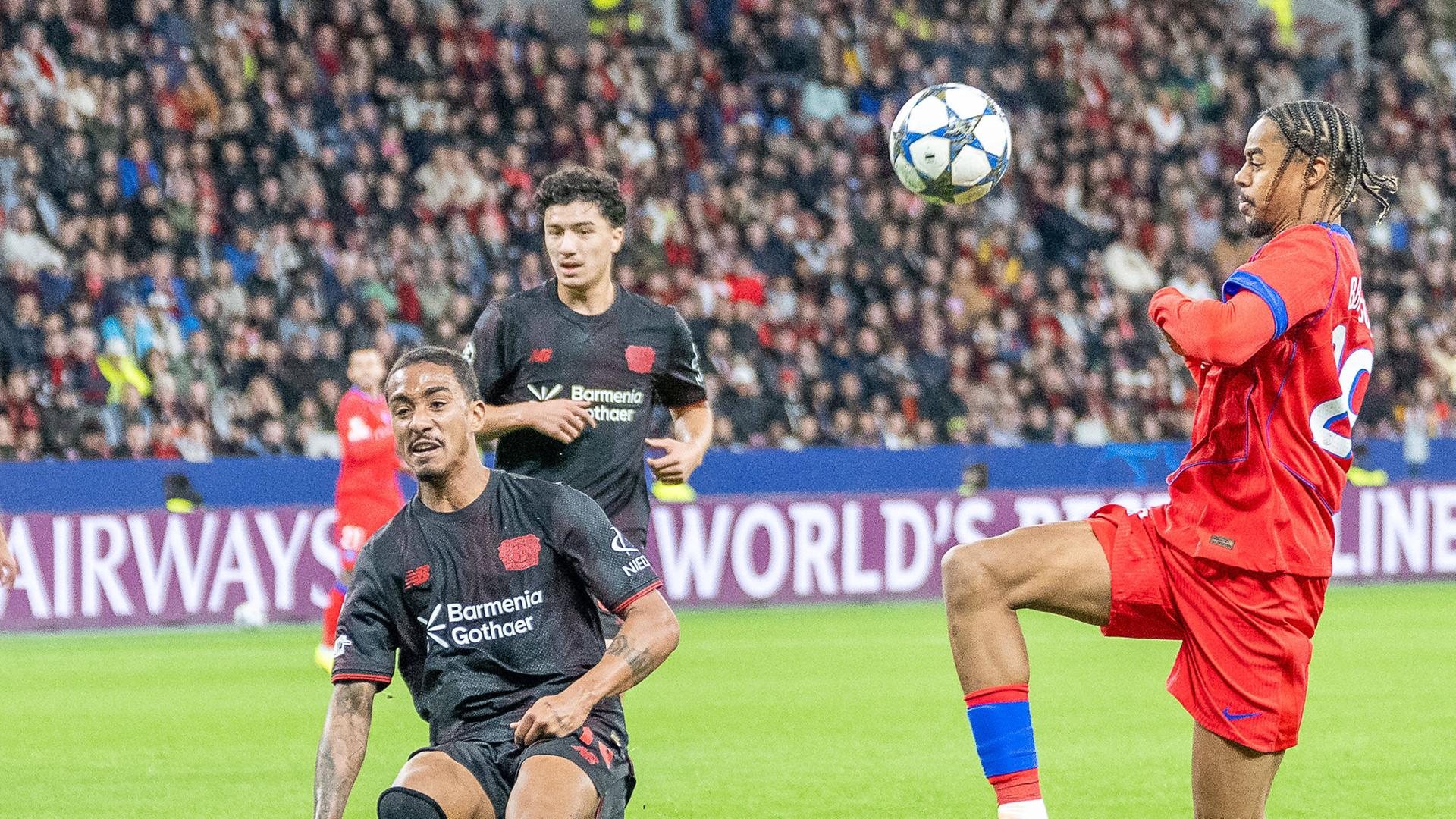 Zweikampf zwischen Arthur (Bayer 04 Leverkusen / links) und Bradley Barcola