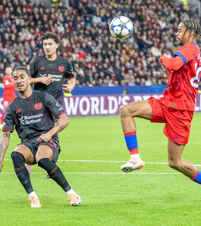 Zweikampf zwischen Arthur (Bayer 04 Leverkusen / links) und Bradley Barcola