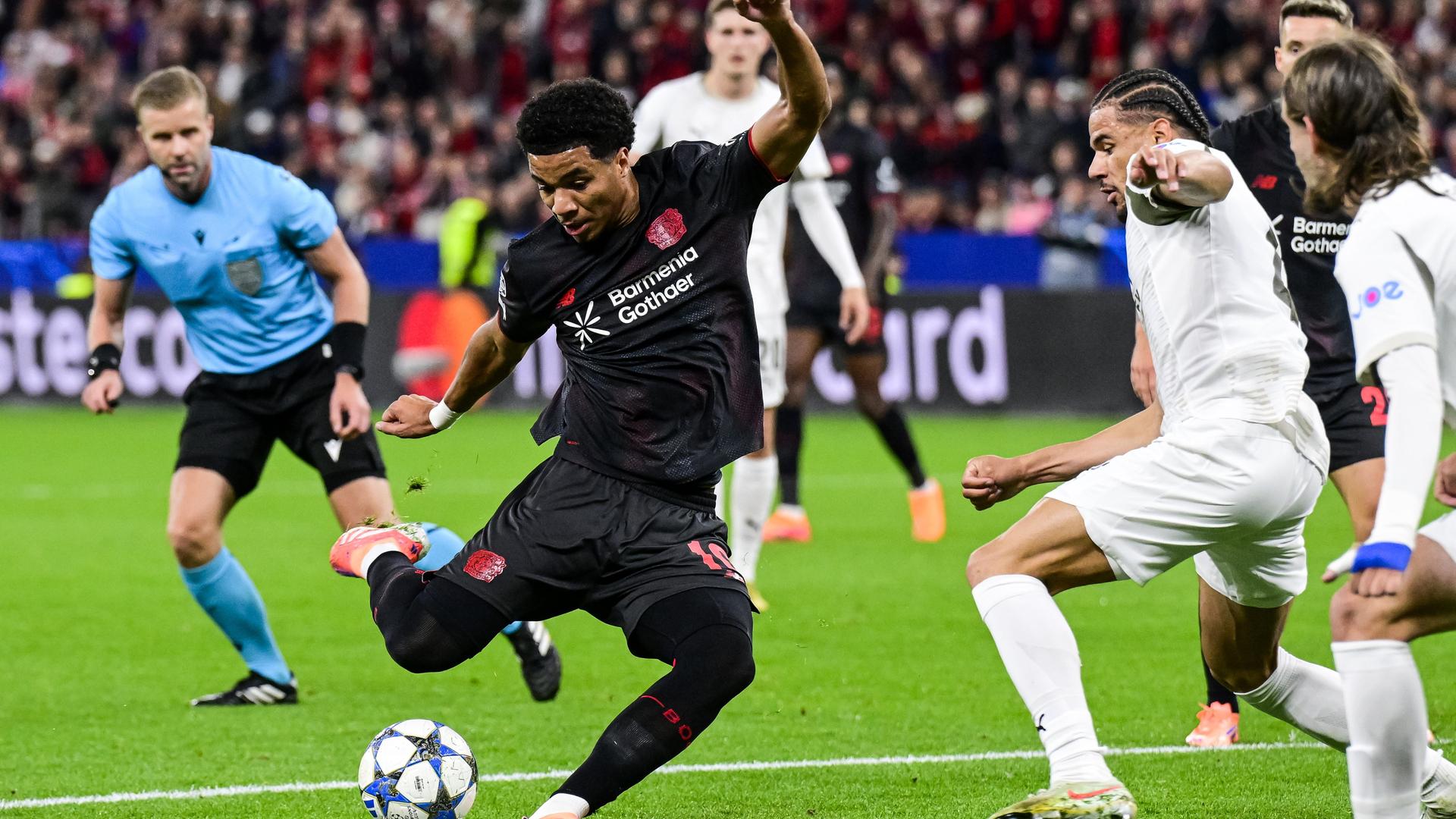 Malik Tillmann (Leverkusen) beim Torschuss. Rechts Armando Obispo (Bilbao)