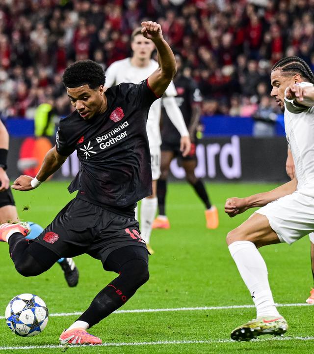 Malik Tillmann (Leverkusen) beim Torschuss. Rechts Armando Obispo (Bilbao)