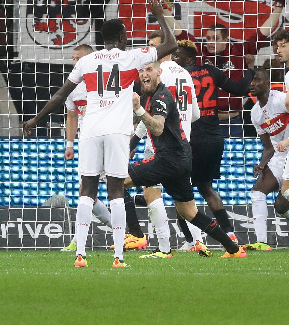 Leverkusens Robert Andrich jubelt nach seinem Treffer zum 2:2 gegen Stuttgart am 27.04.2024.