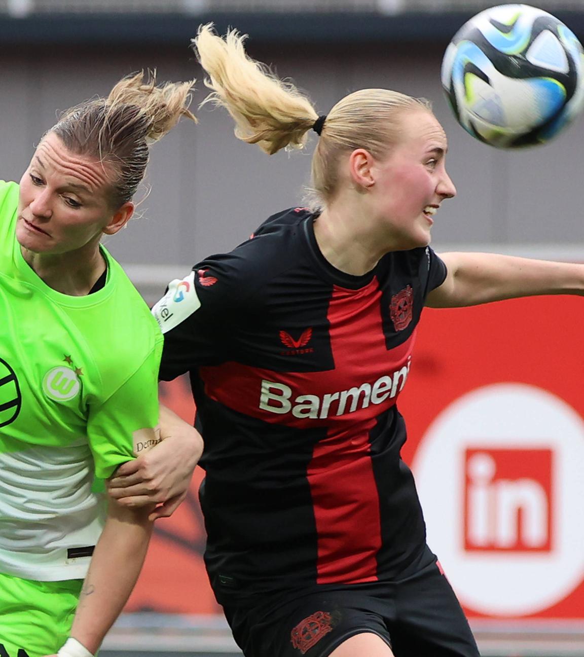 Ewa Pajor (VfL Wolfsburg) und Emilie Bragstad (Bayer 04 Leverkusen) kämpfen um den Ball.