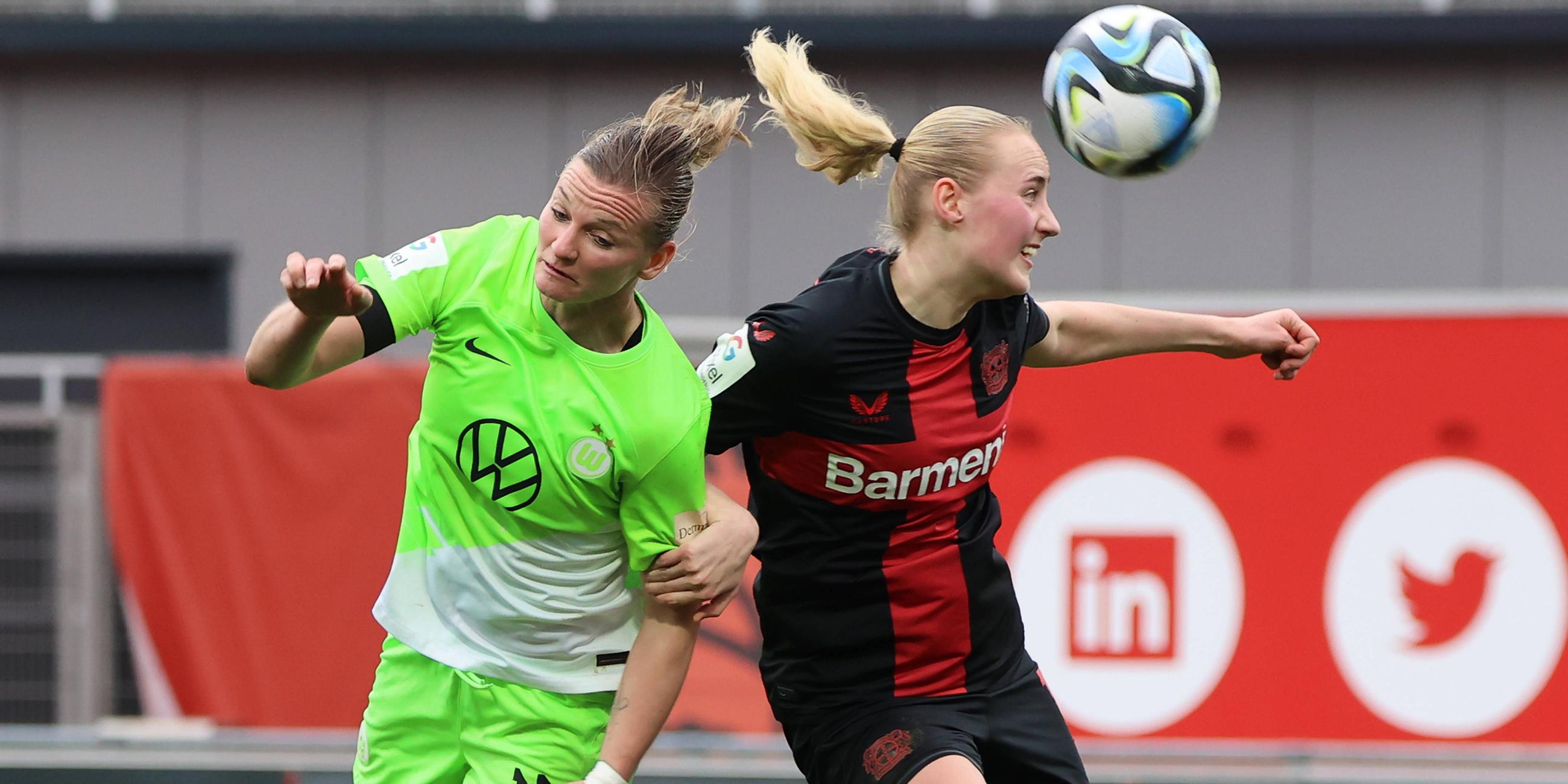 Ewa Pajor (VfL Wolfsburg) und Emilie Bragstad (Bayer 04 Leverkusen) kämpfen um den Ball.