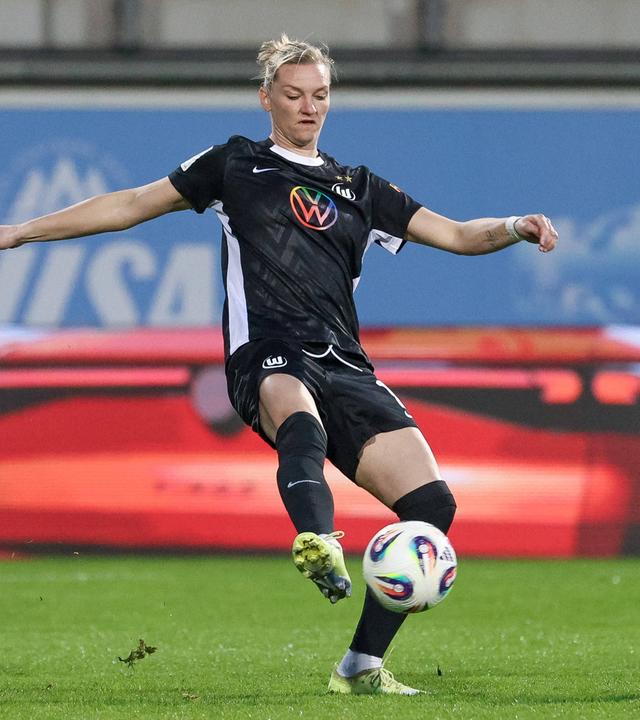 Loreen Bender (Bayer 04 Leverkusen) und Alexandra Popp (VfL Wolfsburg) im Zweikampf am 15.03.2026 in Wolfsburg. 
