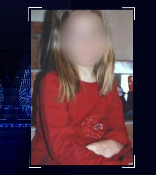 Portraitfoto der 8-jährigen Levke (Opfer). Das Gesicht wurde technisch verfremdet. Links daneben: Lichtschematische Darstellung eines Fingerabdrucks.