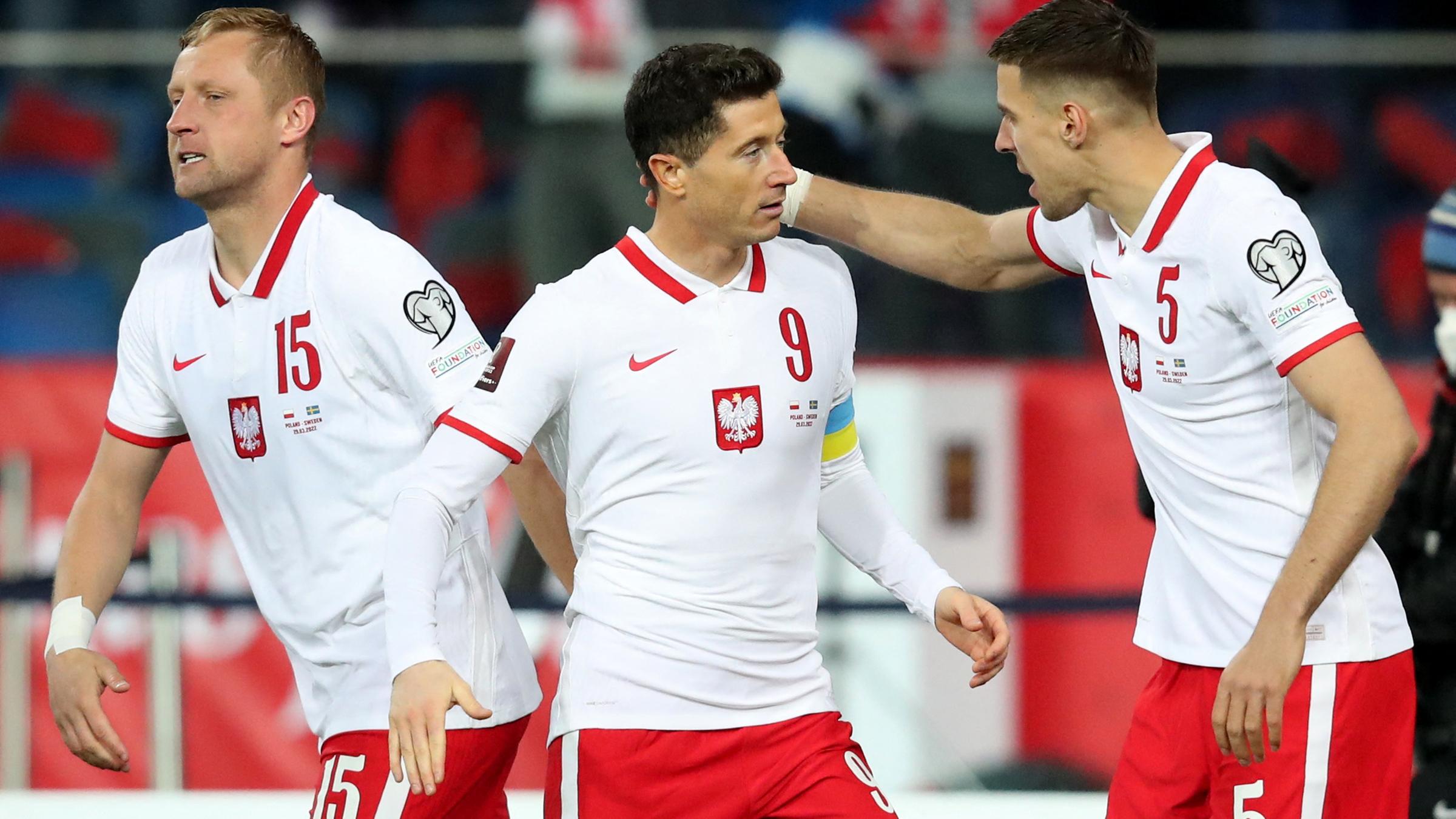 WM-Qualifikation Polen - Sweden: Robert Lewandowski wird für sein Tor zum 1:0 beglückwünscht.