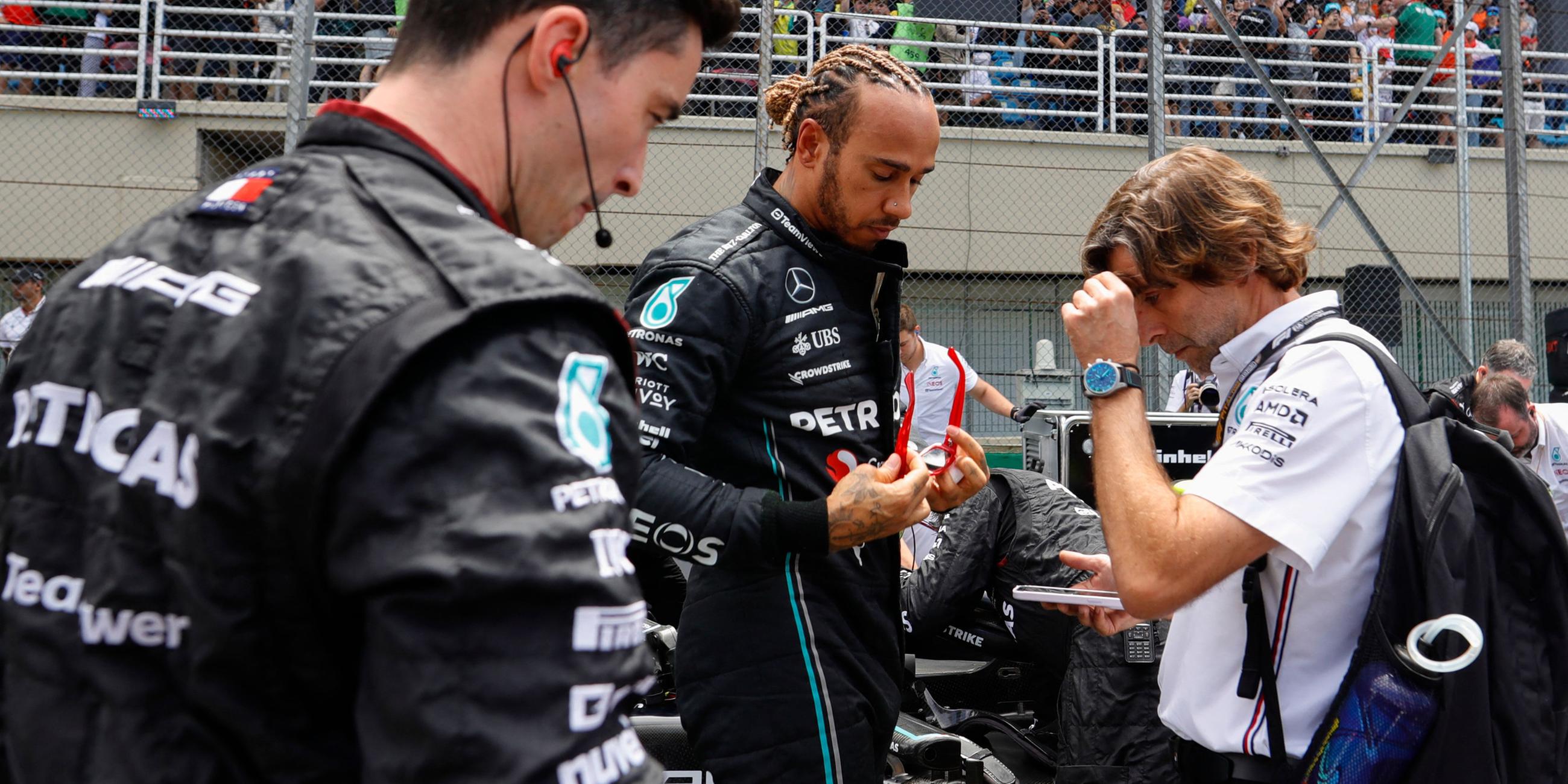 Der britische Mercedes-Pilot Lewis Hamilton steht in der Startaufstellung vor dem Start des Großen Preises von Brasilien am 05.11.2023.