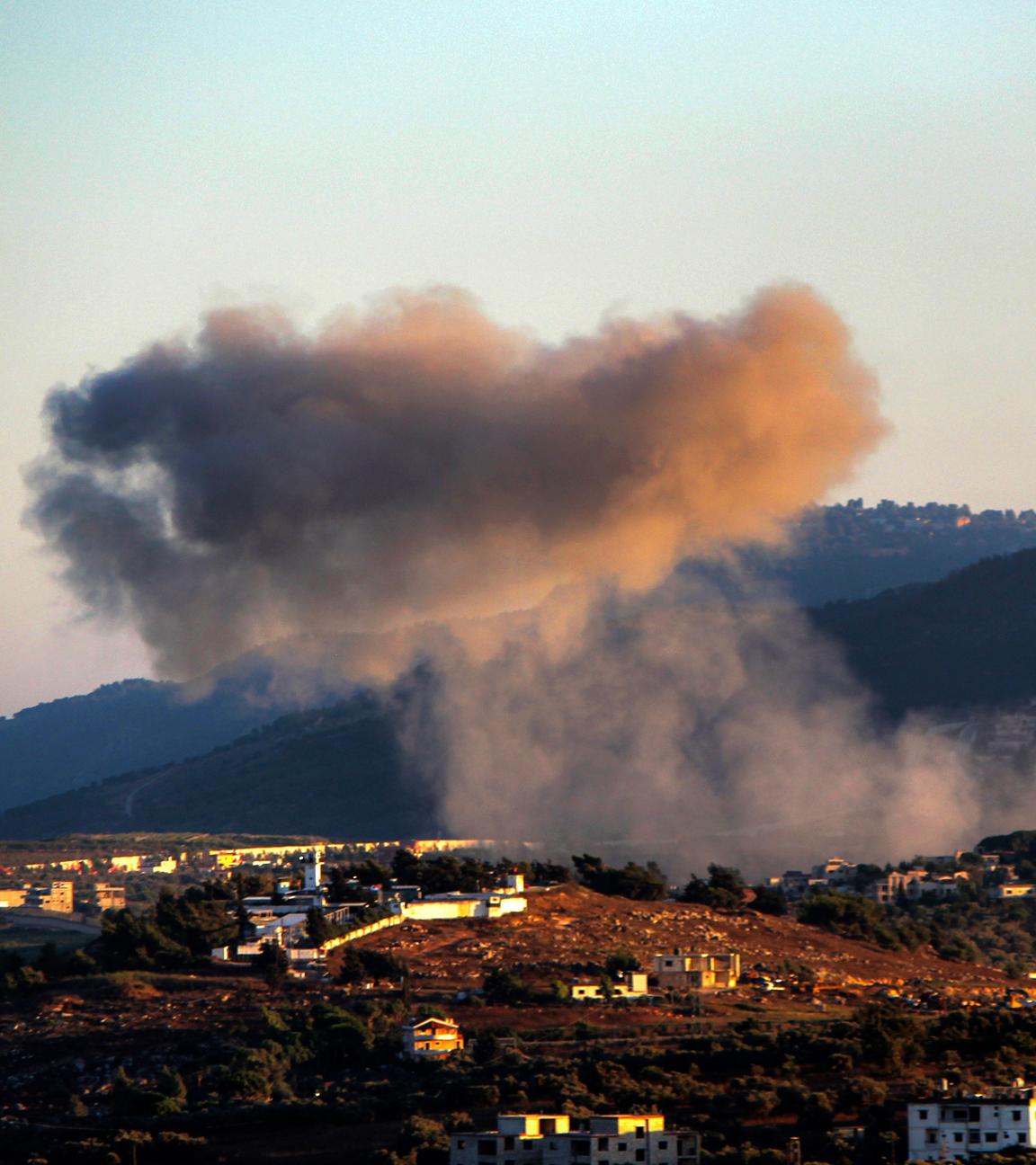 Aus dem libanesischen Dorf Kfarkela an der südlichen Grenze steigt starker Rauch auf, nachdem es unter israelischen Beschuss geraten war am 29.07.2024.