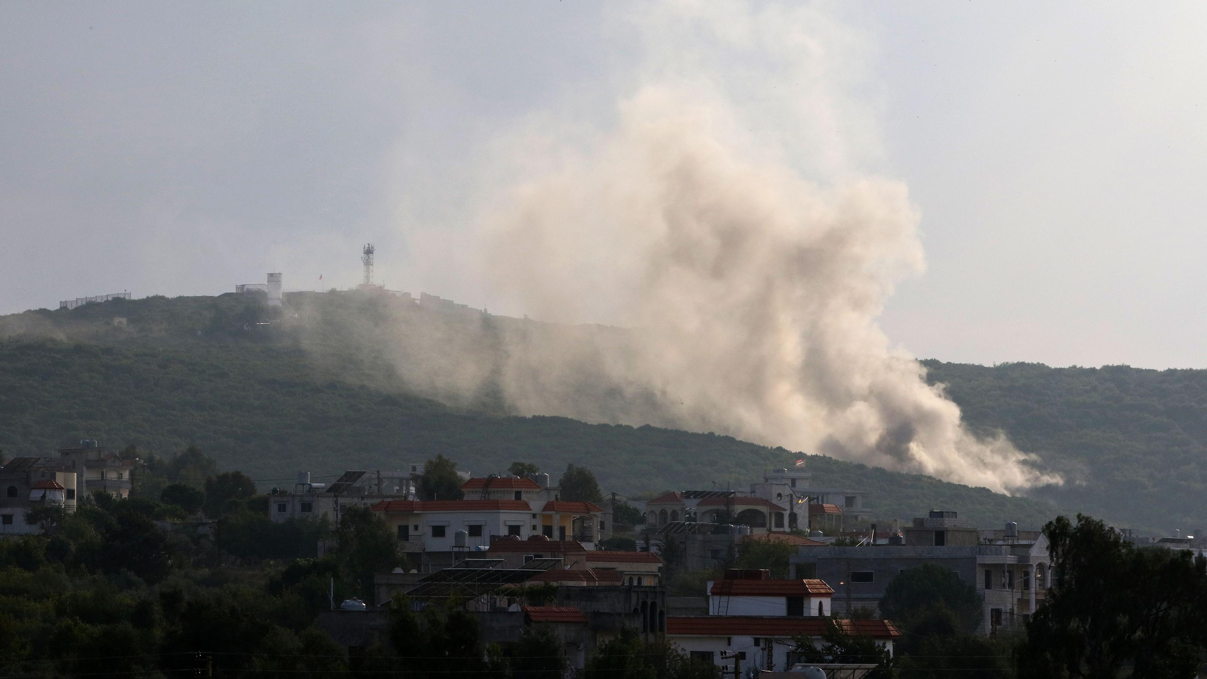 Libanon, Aita al-Shaab: Rauch steigt nach einem israelischen Angriff auf die libanesische Grenzregion auf