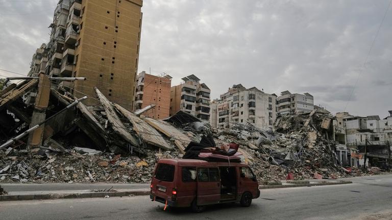 Vertriebene Bewohner kehren in einem mit Habseligkeiten beladenen Fahrzeug nach in Dahija, den südlichen Vororten von Beirut, nach dem Inkrafttreten eines Waffenstillstands zurück.