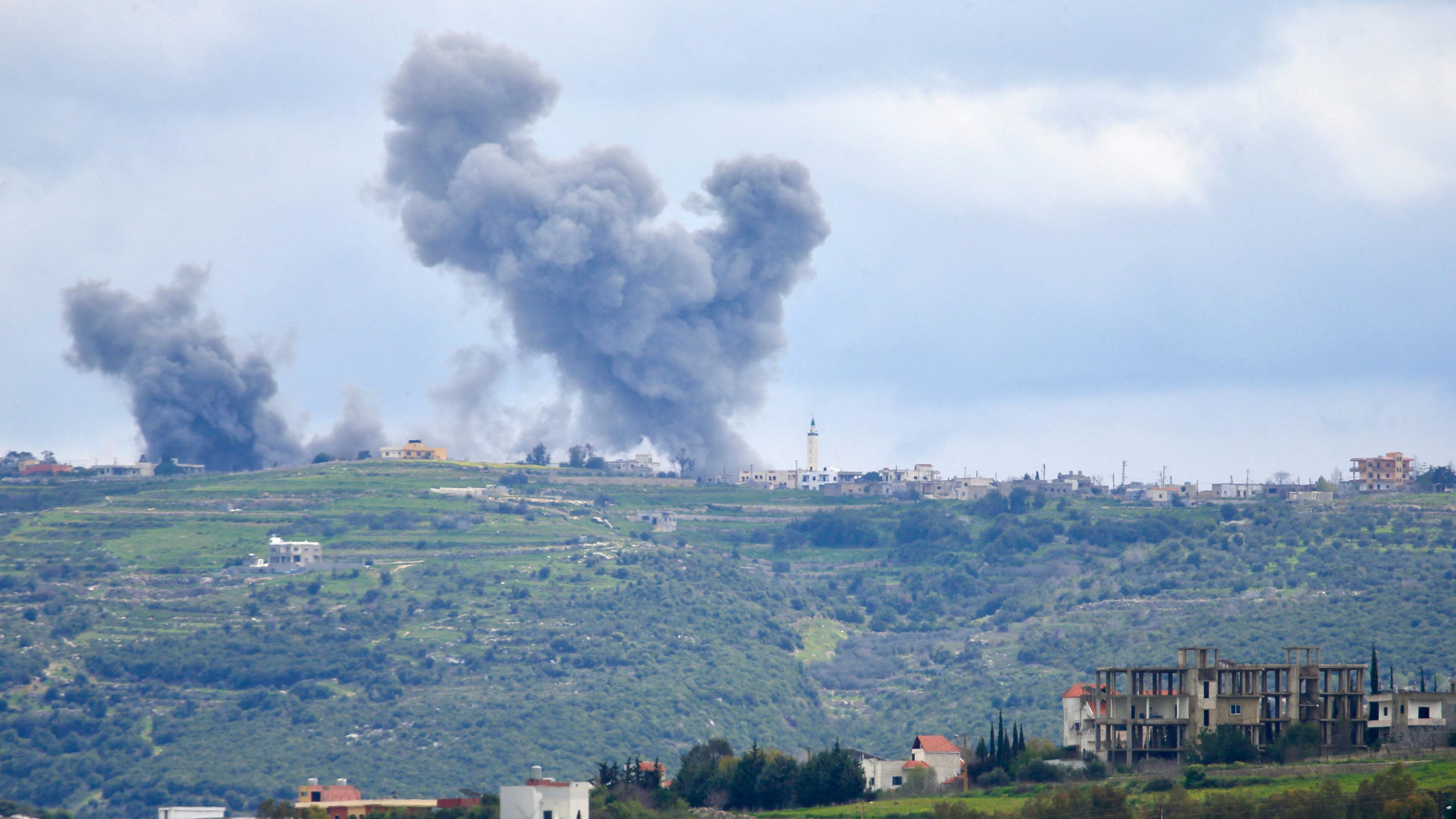 Rauch steigt aus dem Gebiet eines israelischen Luftangriffs auf das südlibanesische Dorf Marwahin nahe der Grenze zu Israel am 16. März 2024 inmitten der anhaltenden grenzüberschreitenden Spannungen und der Kämpfe zwischen Israel und der Hamas