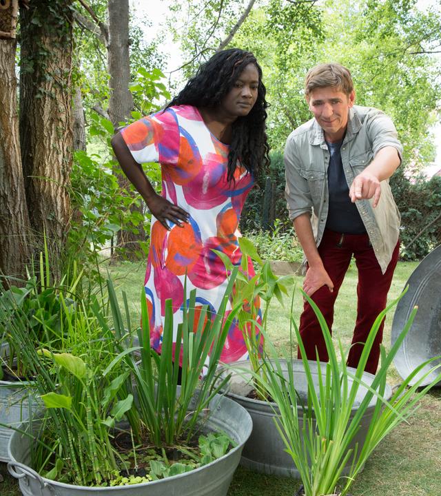 Fritz zeigt einer Freundin im Garten eine seltene Libelle.