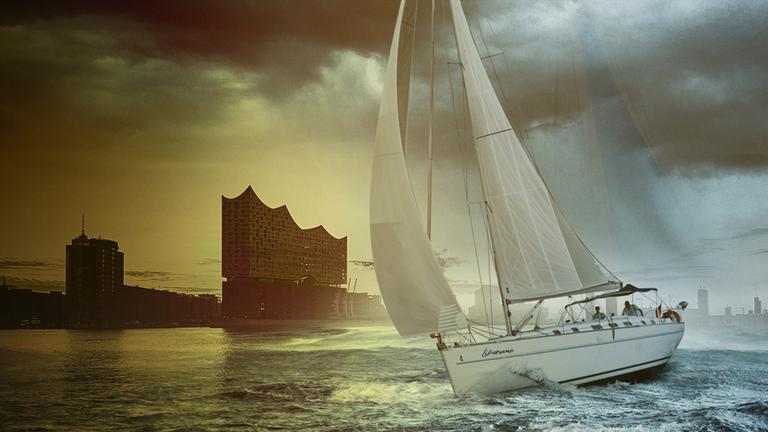 "Liberame - Nach dem Sturm": Eine Segelyacht unter dunklen Wolken. Im Hintergrund sind Umrisse von Gebäuden an Land zu sehen