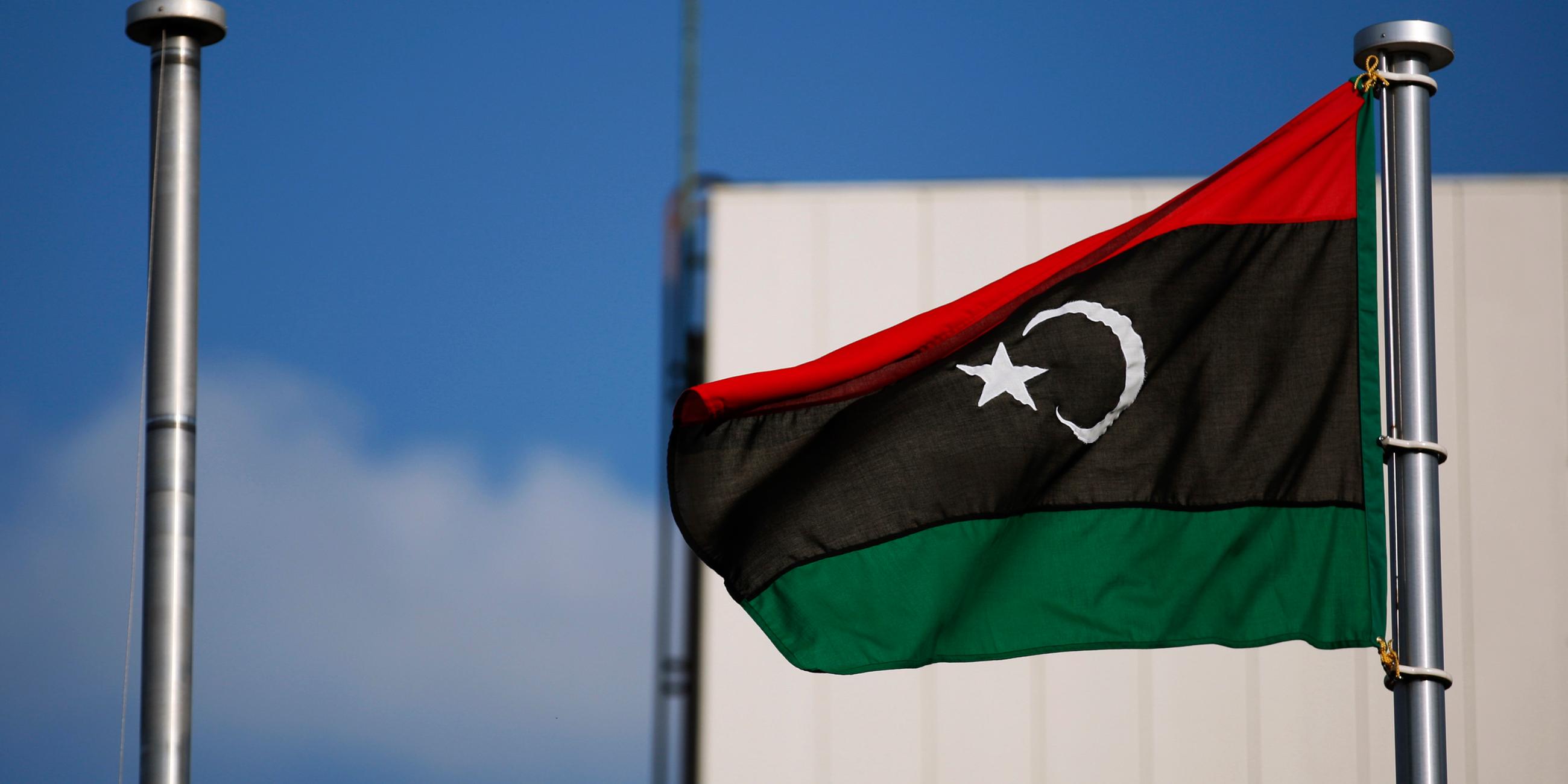 Die Flagge von Libyen wehgt an einem Fahnenmast im Wind