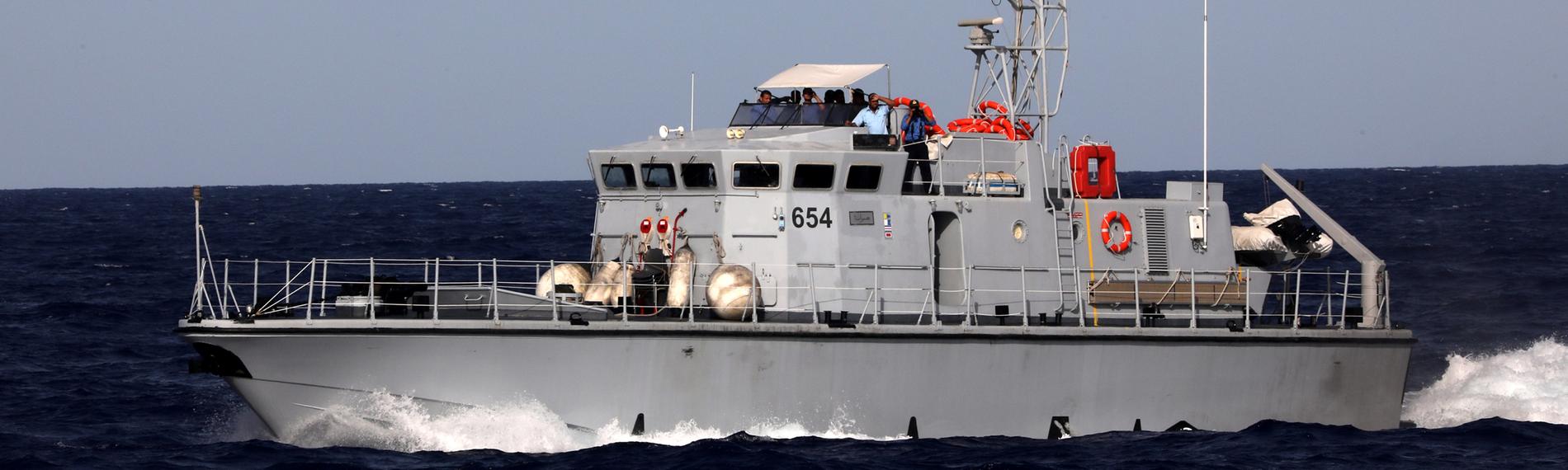 Ein Schiff der libyschen Küstenwache patrouilliert im Mittelmeer.