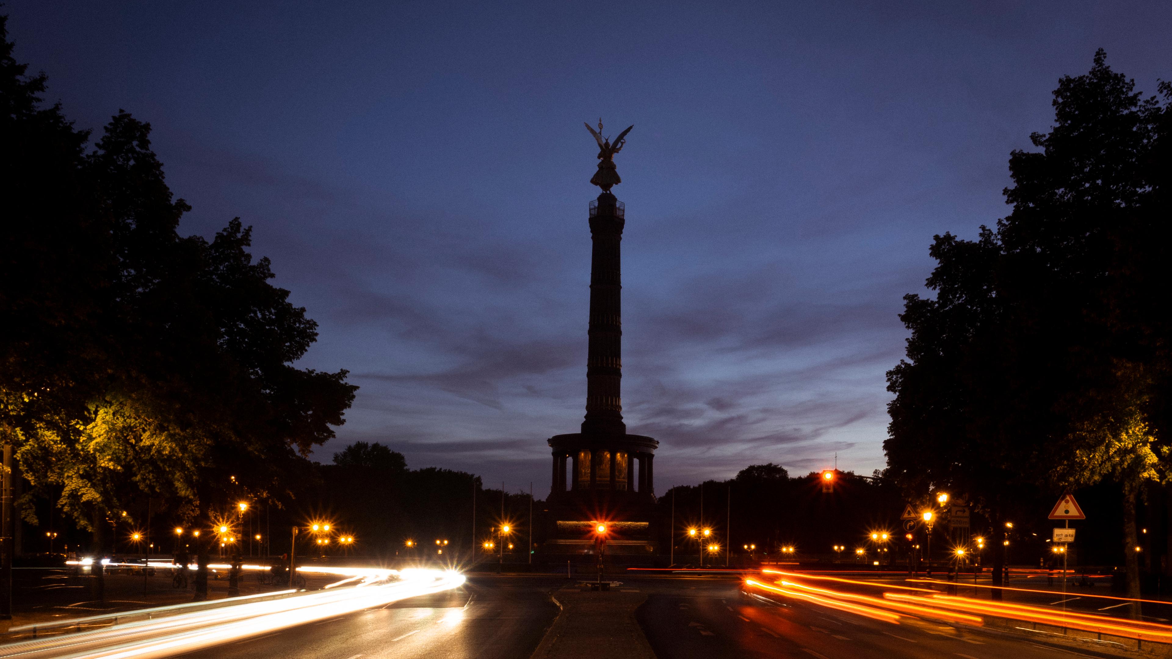 Die Berliner Siegessäule ohne Beleuchtung, um Energie zu sparen. 
