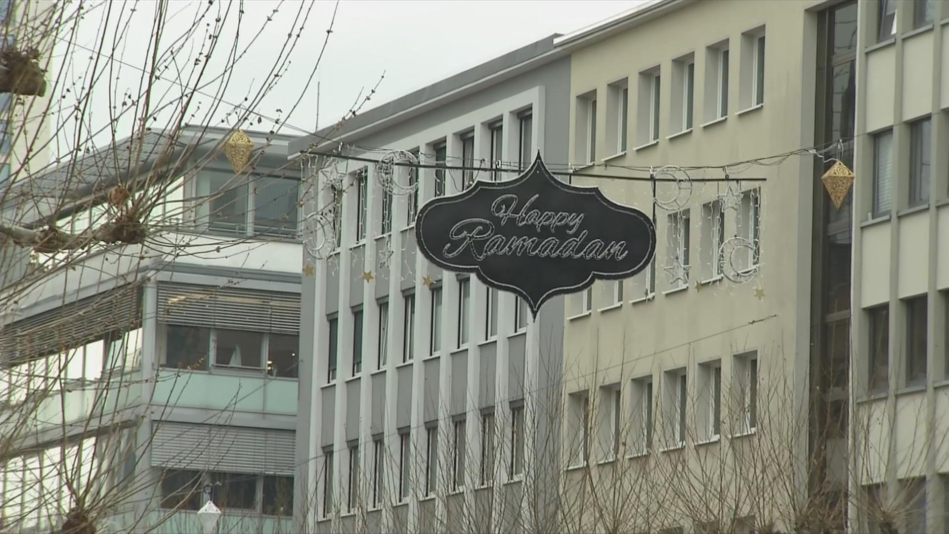 Schild: "Happy Ramadan" in Frankfurt