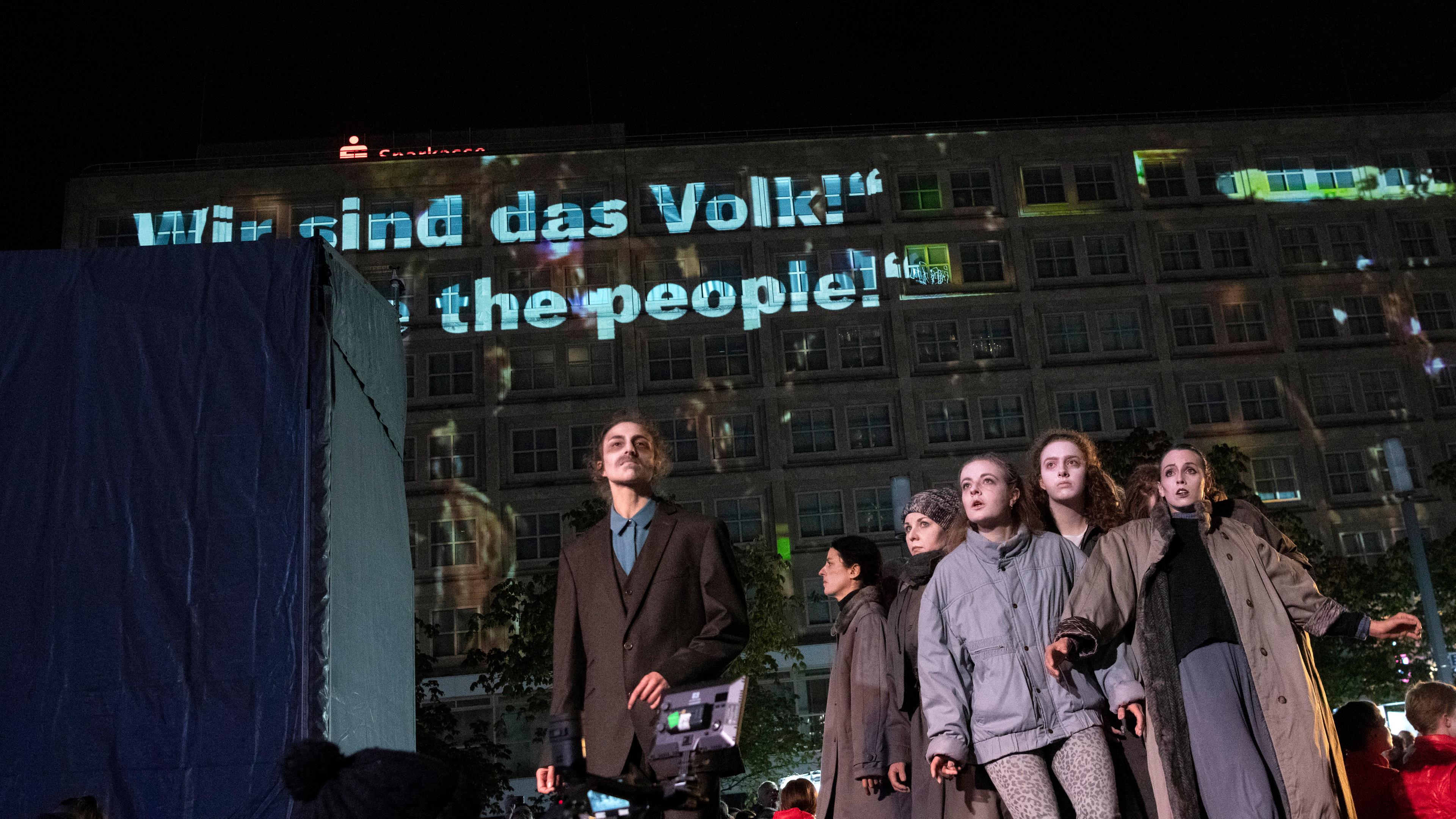 Schauspieler spielen zum Auftakt der Festivalwoche anlässlich des 30. Jahrestages des Mauerfalls auf dem Alexanderplatz in Berlin am 04.11.2019
