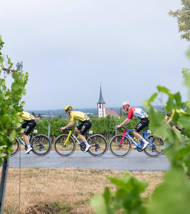 William Smith (Großbritannien, Team Visma | Lease a Bike Development) und Wilco Kelderman (Niederlande, Team Visma | Lease a Bike) bei der dritten Etappe der Lidl Deutschland Tour.