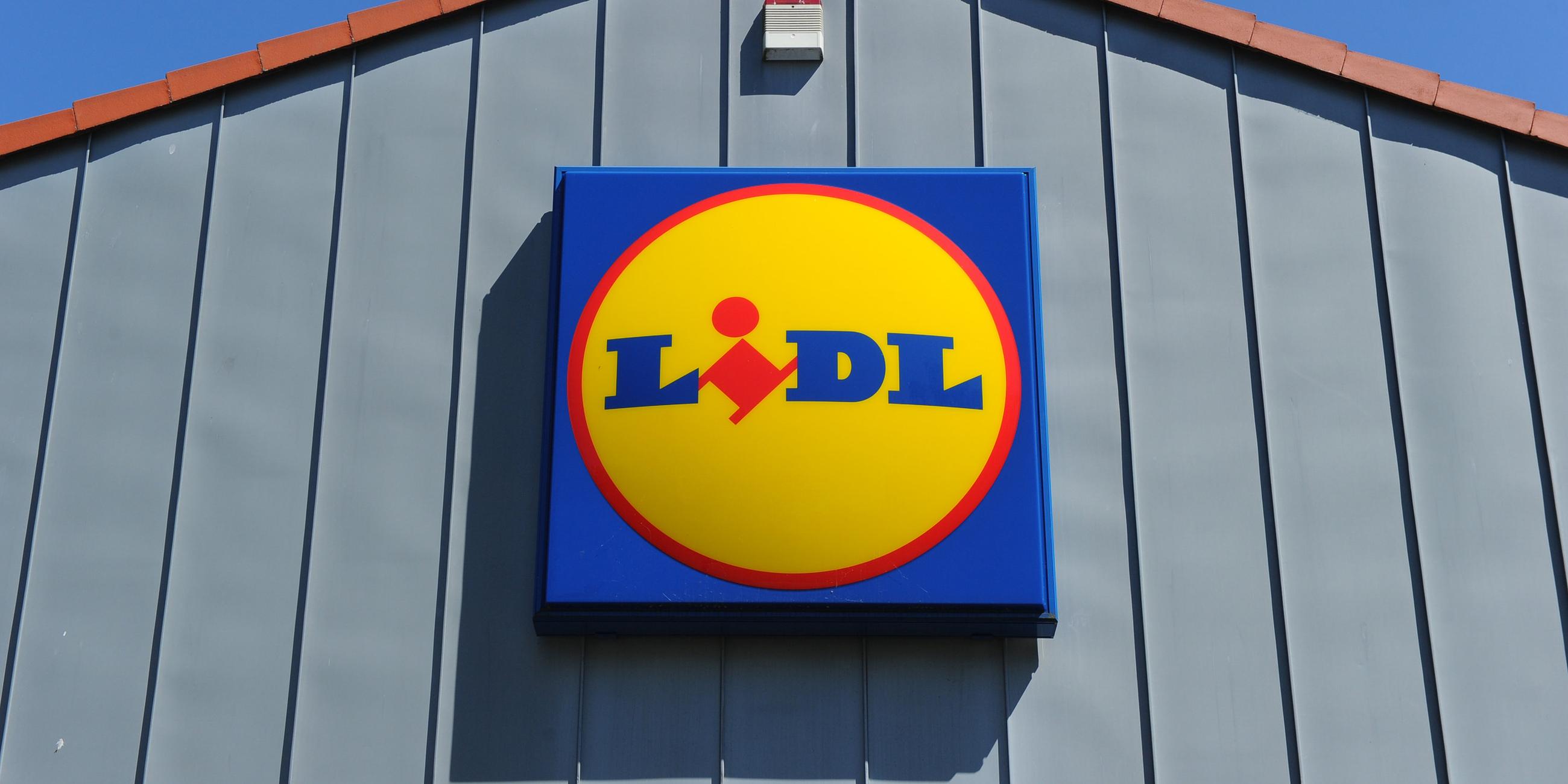 An der Wand einer Filiale hängt das Lidl-Logo.