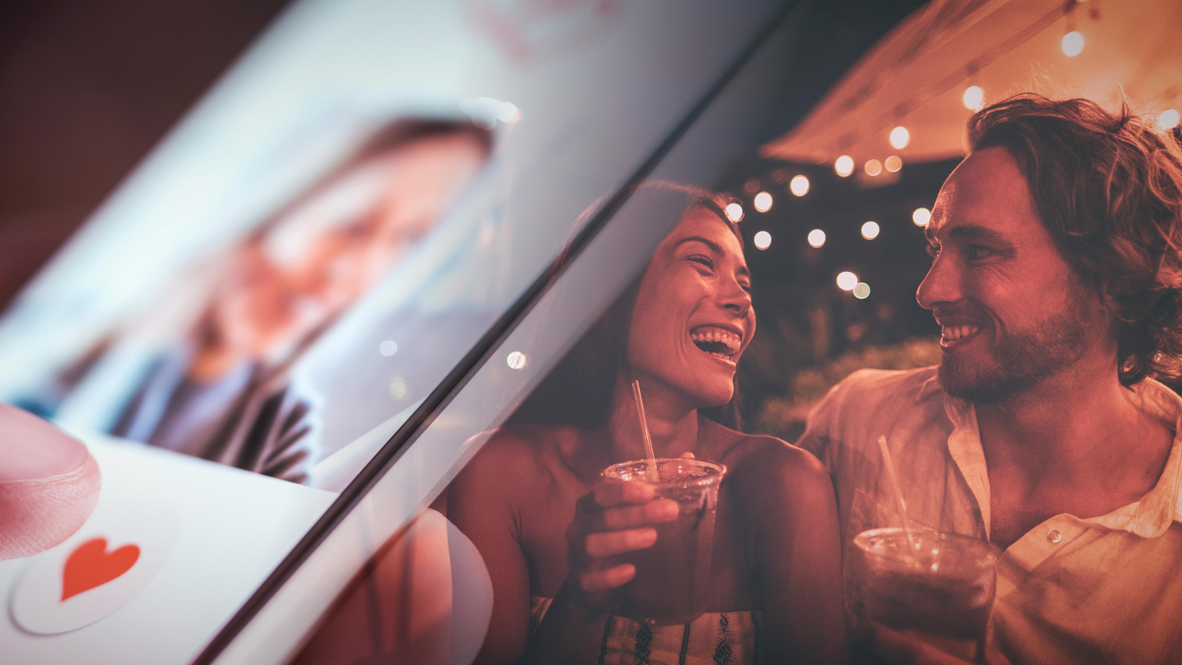"Liebe auf den ersten Klick - Milliardenmarkt Online-Dating": Montage: Rechts ein verliebtes Pärchen mit Cocktails in der Hand, links ein Smartphone