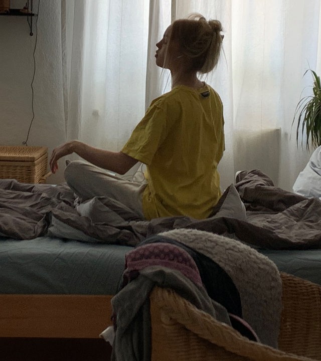 "Liebe. Jetzt! - Ja, nein, vielleicht?": Lucy (Lea Zoe Voss) sitzt mit Kopfhörern im Ohr auf ihrem Bett und versucht, meditativ zu entspannen.