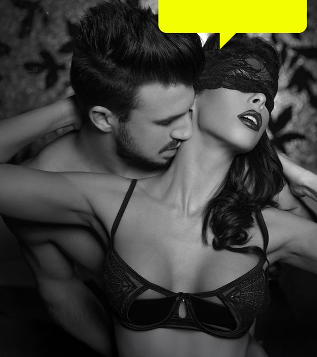 Liebespaar in s/w , die Frau trägt eine Augenmaske aus Spitze