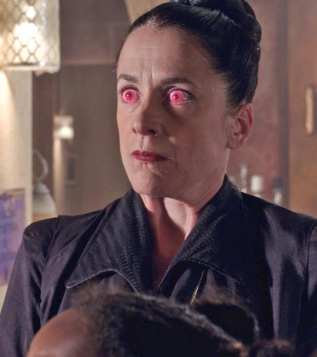 Frau Harschmann starrt aufgebracht mit leuchtend roten Augen.