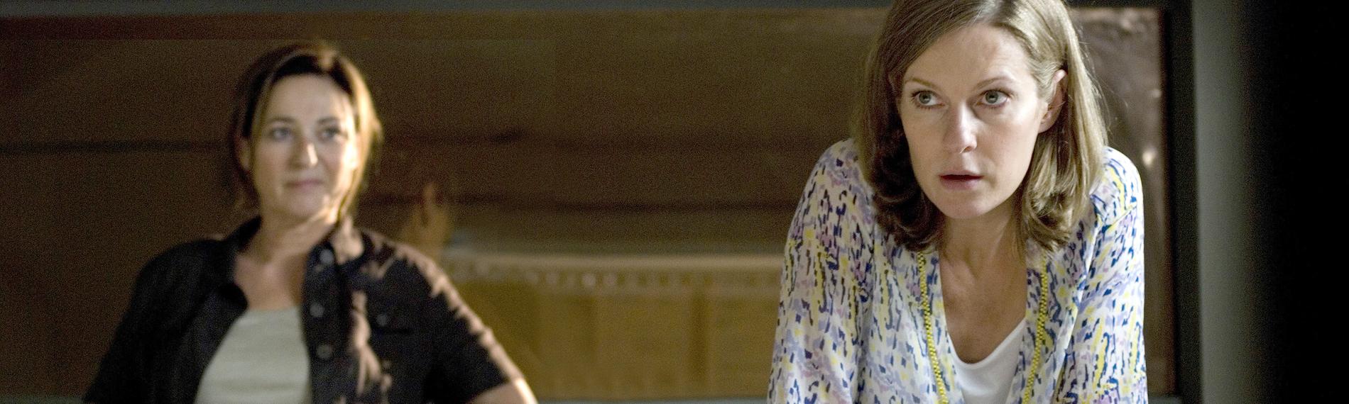 Marion Ahrens (Charlotte Schwab) und Clara Hertz (Lisa Martinek) befragen eine Person.