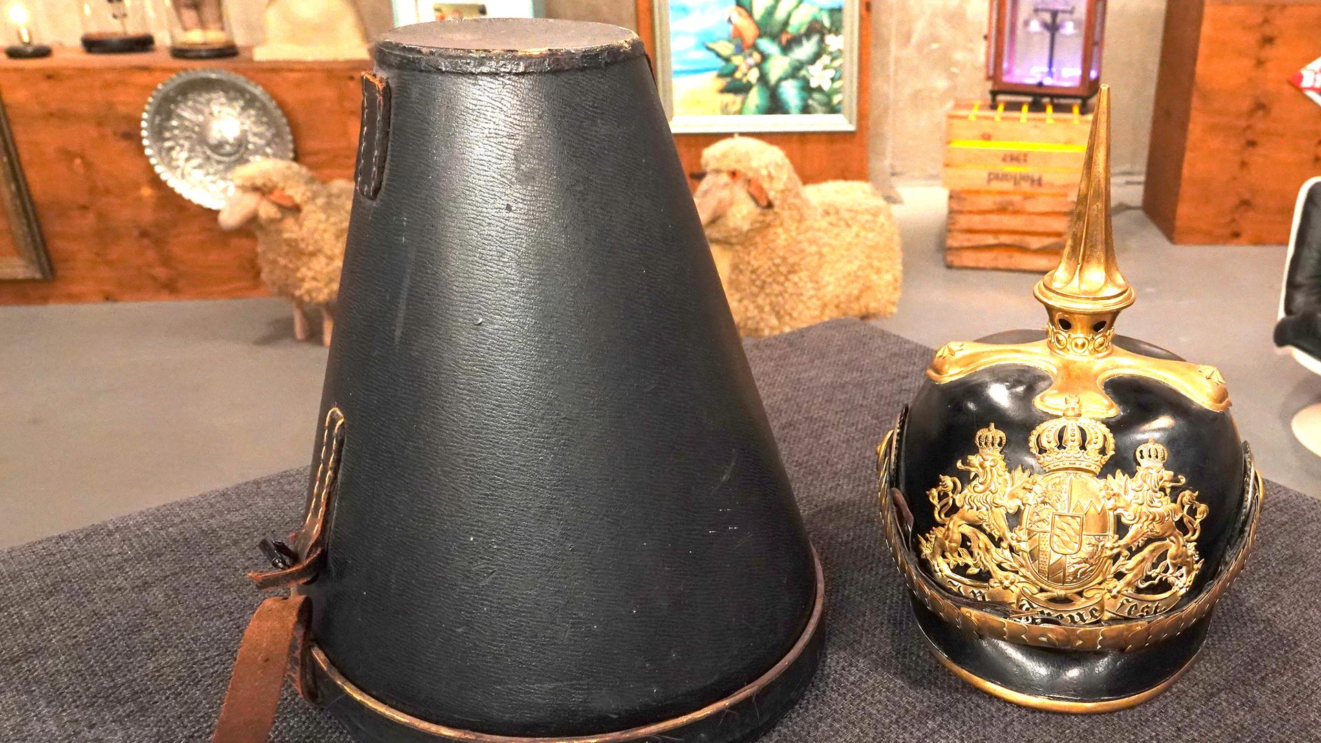 Pickelhaube eines bayerischen Infanterieoffiziers