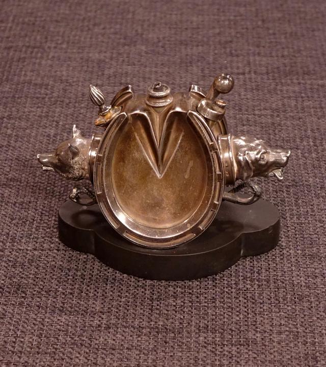 Ein altes Tischfeuerzeug.