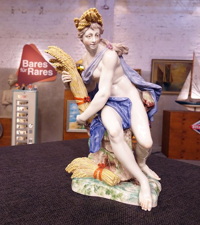 Erntegöttin aus Porzellan von Nymphenburg.