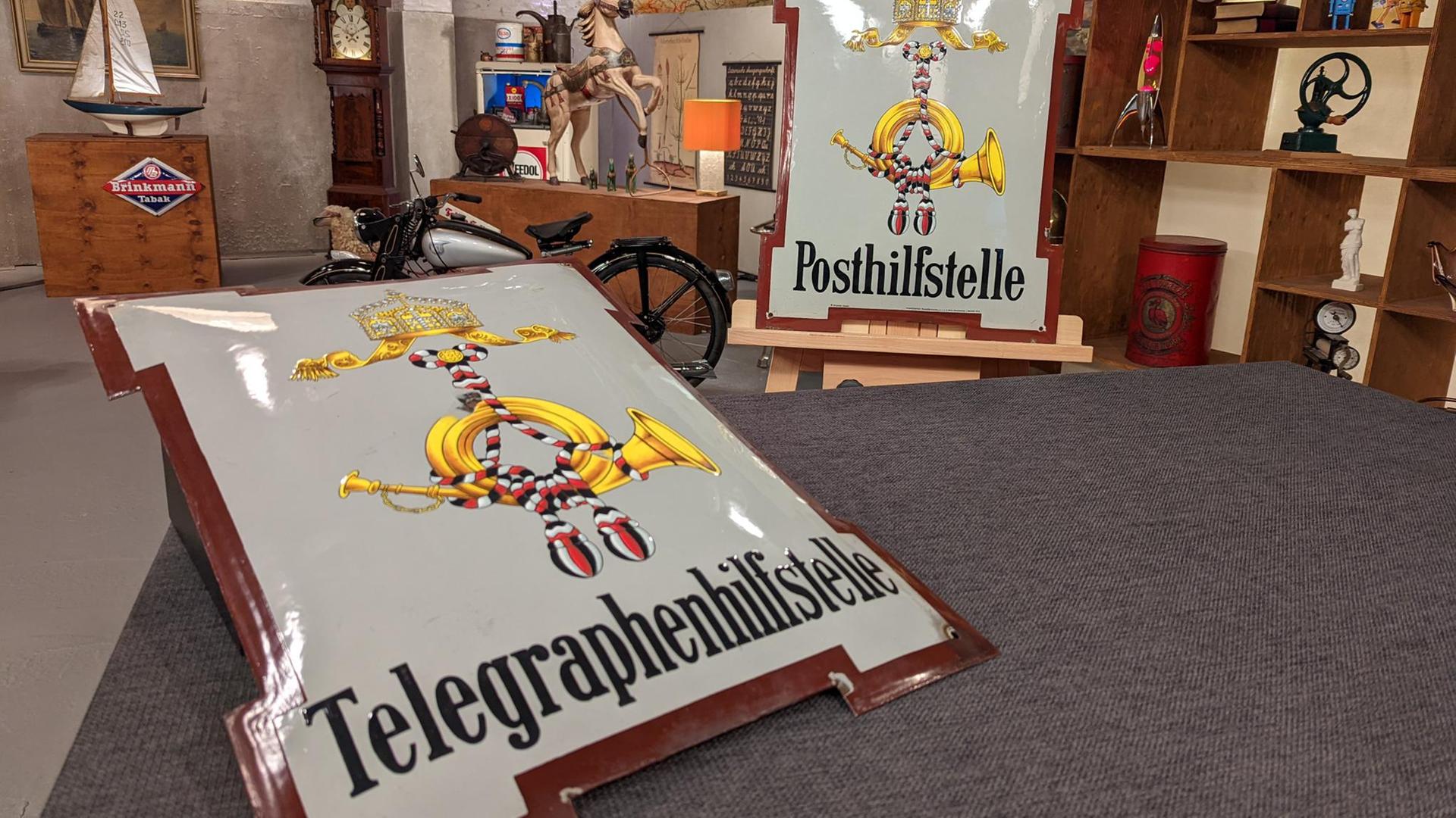 Zwei Kaiserliche Reichspostschilder.