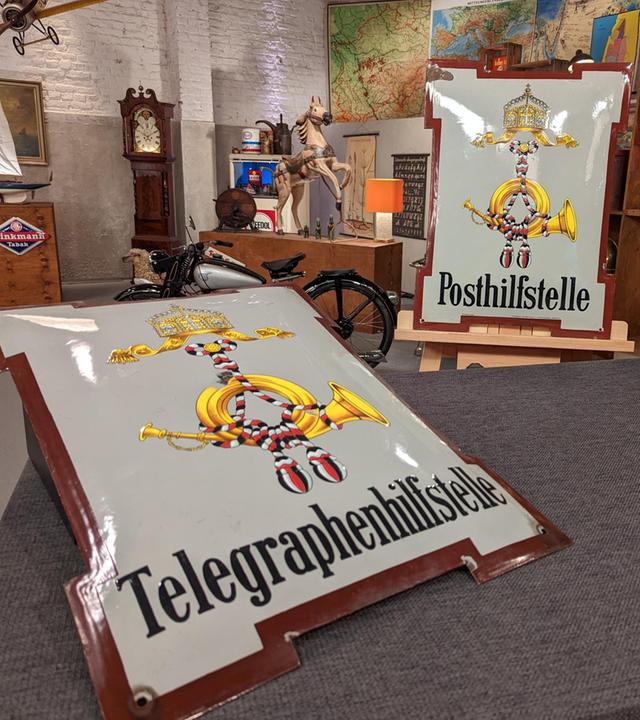 Zwei Kaiserliche Reichspostschilder.