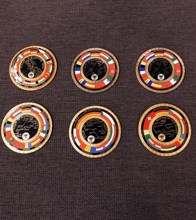 Acht Erinnerungsplaketten der Tour d’Europe