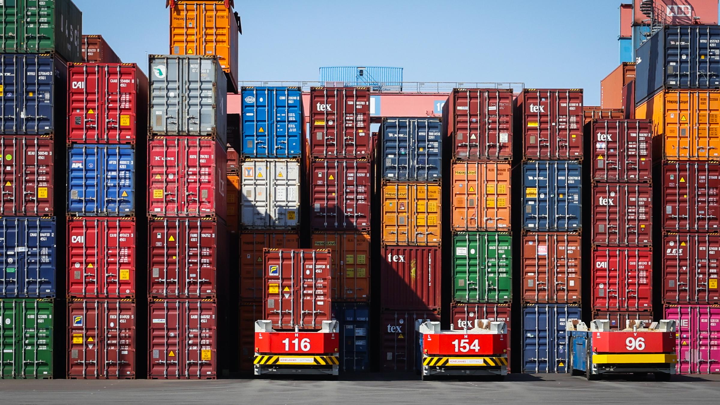  Automatische Containertransporter (AGV) sind auf dem Gelände des Containerterminal Altenwerder (CTA) unterwegs.