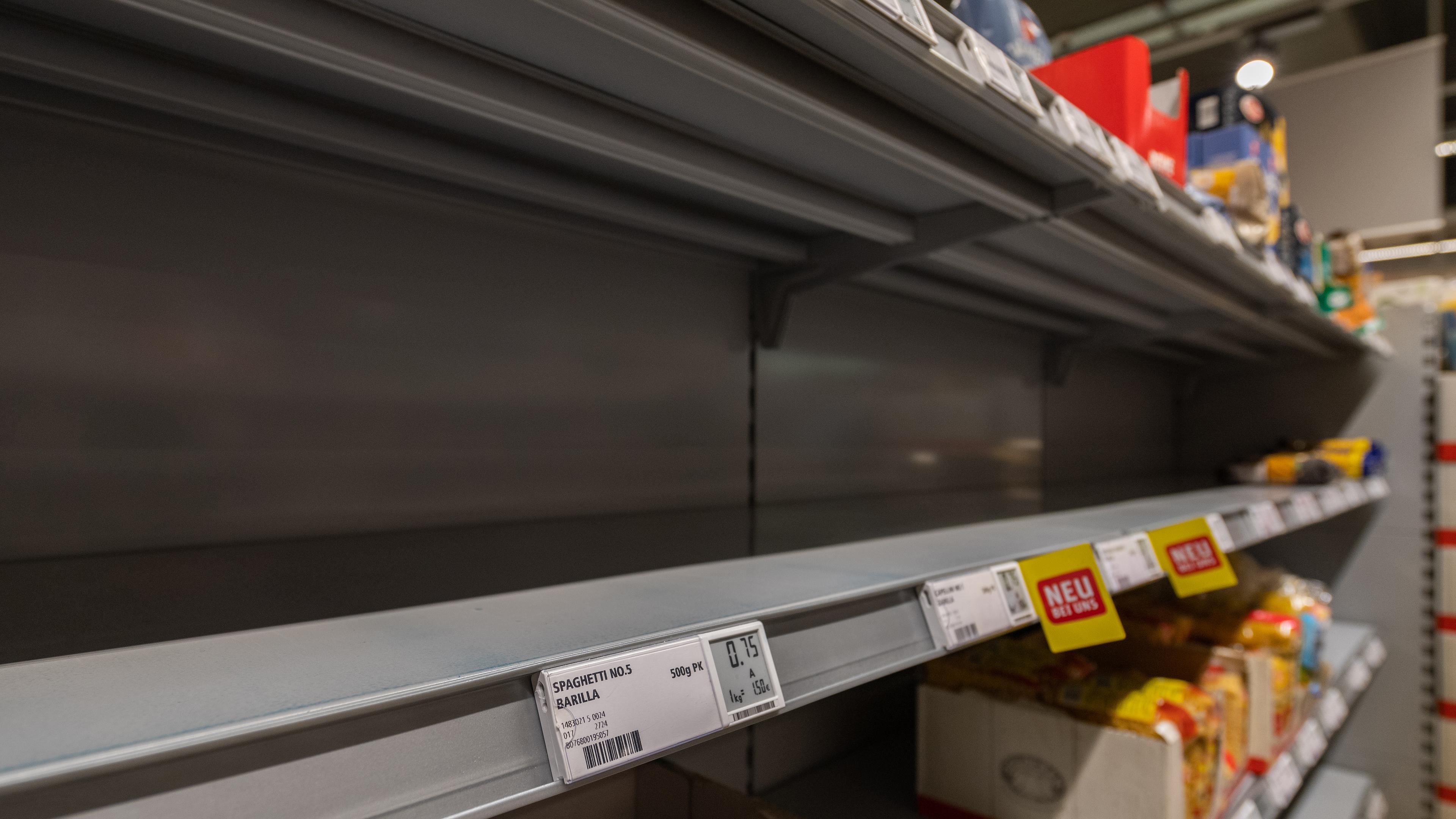 Archiv: Ein fast leeres Regal im Bereich der Teigwaren sind in einem Supermarkt zu sehen, aufgenommen am 14.03.2020